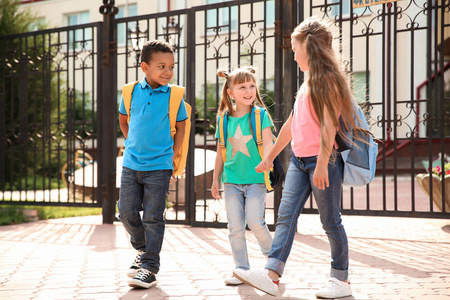 小孩子上学图片