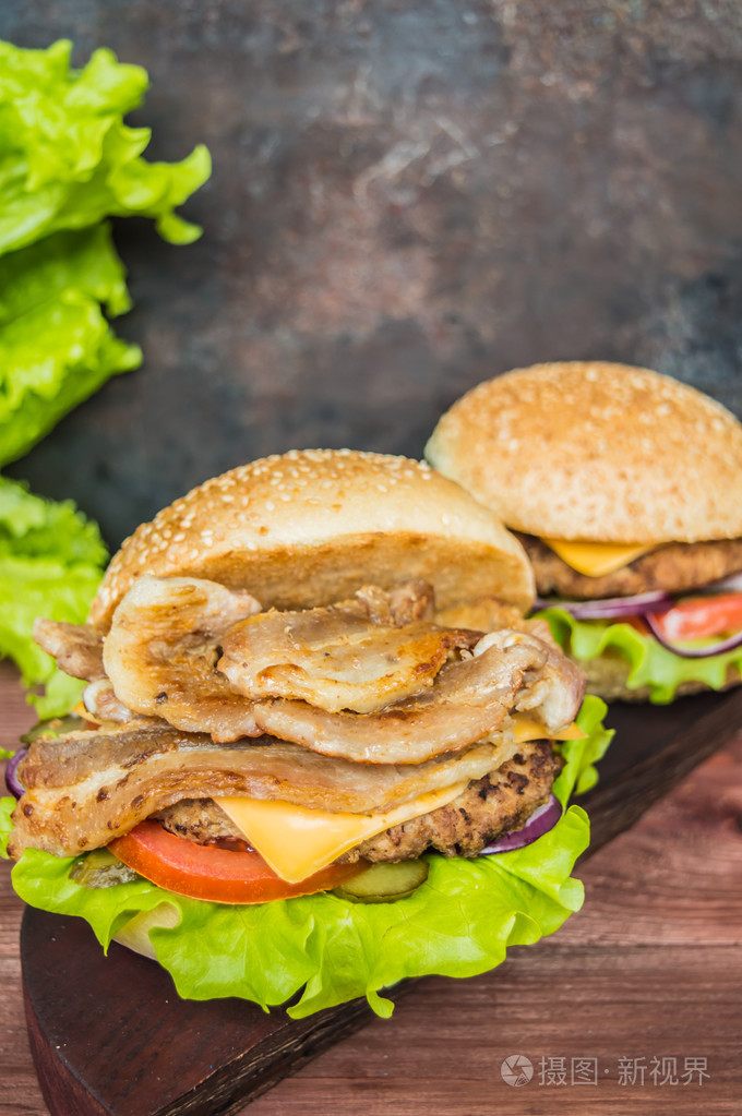 培根汉堡牛肉饼木制的桌子上