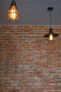 老式金属灯笼, 装饰古董爱迪生风格的灯泡反对砖墙背景