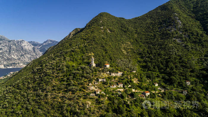 空中古老的废弃村庄在山上。黑山 Kotor 湾 Stoliv 村 Gornji