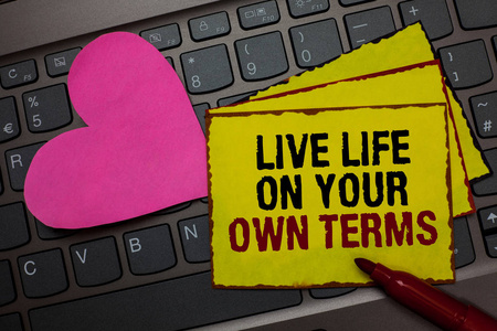 用自己的方式写下生活生活的笔记。商业照片展示给自己的指导方针为一个良好的生活红边黄色书面纸捏与爱电脑键盘