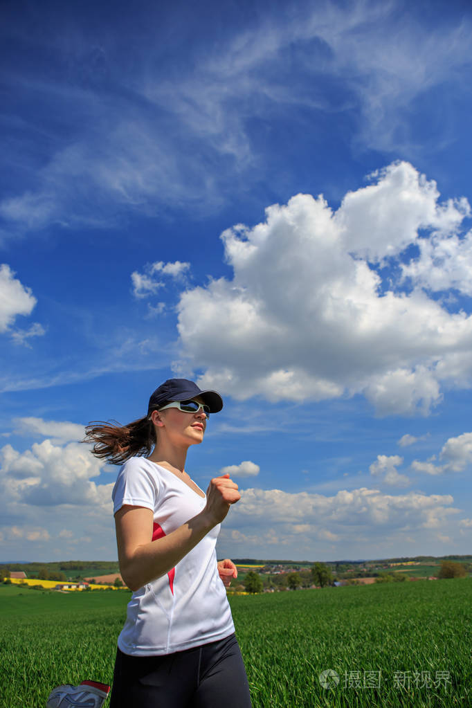 每到春天慢跑穿过田野的女人