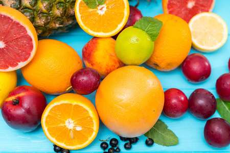 用各种柑橘蓝莓油桃李子菠萝等蓝色木材选择新鲜健康的热带水果