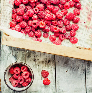 红莓在蓝色木桌上的盒子里。新鲜的浆果。排毒饮食与夏季食品概念