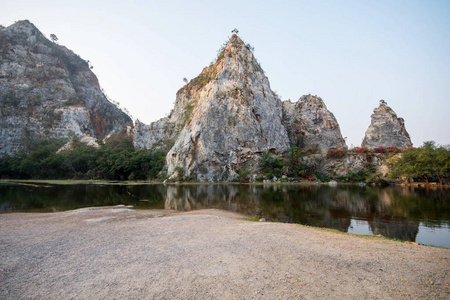 美丽的风景的水库和山在考非淋菌性尿道炎岩石公园的我