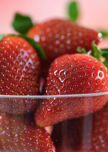 新鲜草莓果实的宏观特写