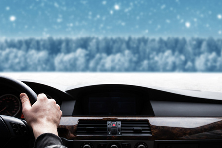 蓝色圣诞背景树与 sno 车窗口视图