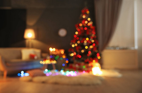 装饰圣诞树的时尚房室内模糊视图