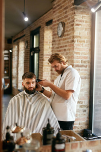 理发店。理发沙龙的男人。理发师理发剪, 做发型。高分辨率