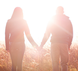 情感春天幸福小两口玩公园休息的夏天和春天,新鲜的空气享受彼此手