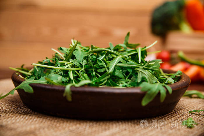 绿色芝麻菜留在碗里。新鲜的沙拉