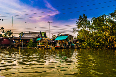 高跷在泰国农村条河上的房子
