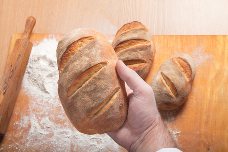 由男性手制作家面包的过程