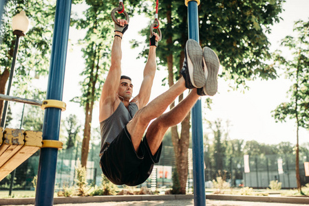 运动男子使用水平棒运动, 户外健身锻炼。强运动员在公园体育训练