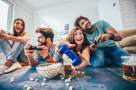 一群朋友在家里玩电子游戏, 玩得开心