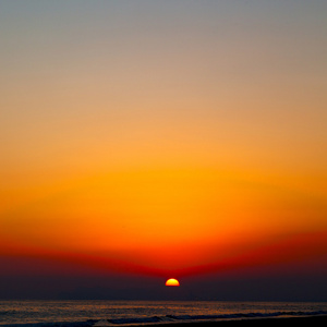 在阿曼海岸线上, 朦胧的太阳从阿拉伯海落下 ocea