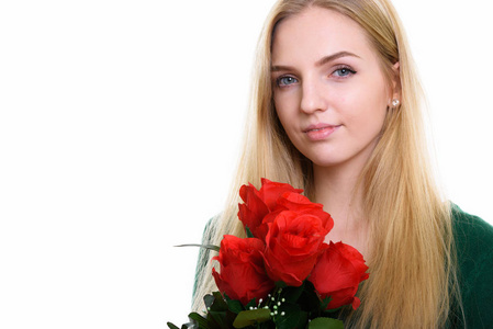 年轻漂亮的少女，拿着准备好的红玫瑰的特写