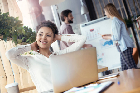 轻松的微笑年轻人男女 coworking 一起在创意时尚的办公室非洲妇女