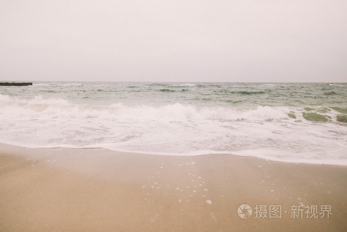 寒冷的海滩在冬天。海冲浪