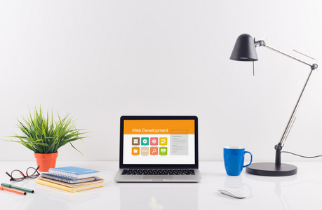 在屏幕上的 web 开发的笔记本电脑照片