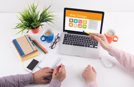 商人在笔记本电脑上工作照片