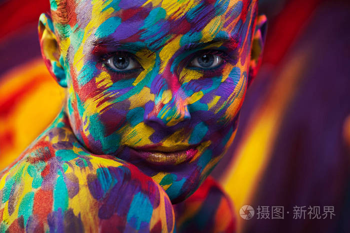 明亮美丽的女孩的肖像与刷子, 艺术多彩化妆脸艺术和 bodyart