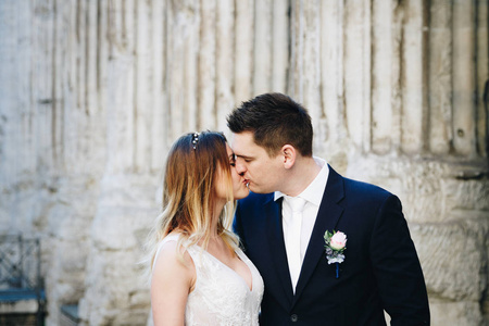 新娘和新郎在罗马，意大利老街道上摆姿势