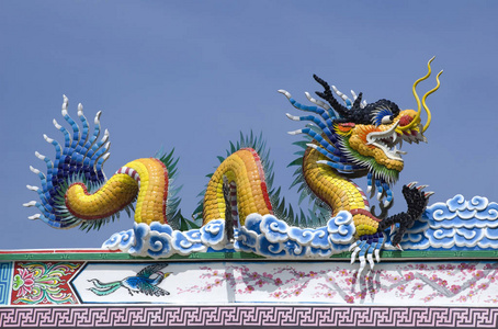 屋顶的尾巴屋顶上的龙照片