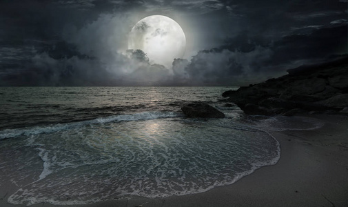 一个安静的夜晚的海洋图片