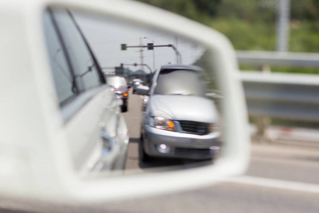 汽车镜中的道路反射