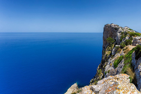 Formentor 半岛高石崖边观