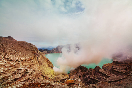 在印度尼西亚爪哇火山 Ijen 火山口湖