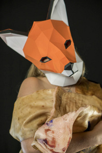 金发女郎与狐狸面具纸使用猪皮肤覆盖。死的动物消费者