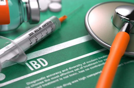 IBD。 绿色背景下的医学概念。