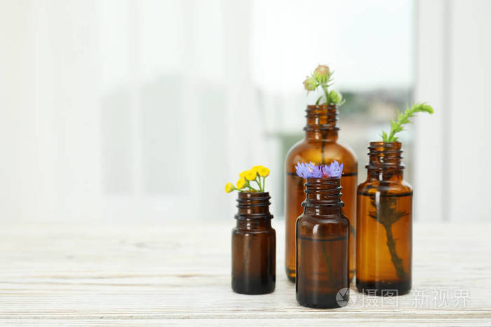 表上有精油和花的成分照片 正版商用图片0pxkoq 摄图新视界