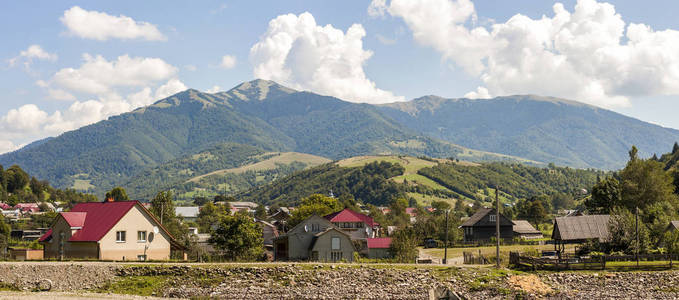 风景名胜图片视图的一个风景如画的村子，在喀尔巴阡山