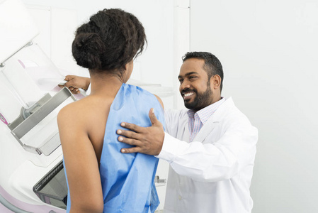 医生协助女性患者乳房 x 射线测试