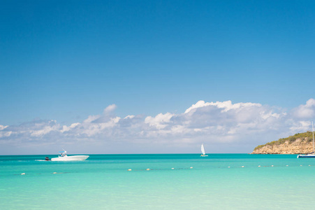 船只在绿松石海洋泻湖旅游帆船.度假者乘船休闲照片