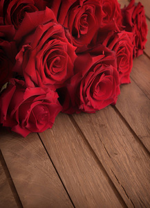 桌上的红玫瑰