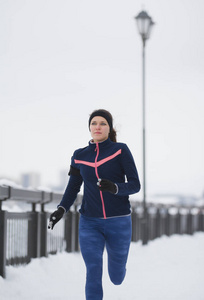 运行在雪冬天散步，慢跑健身女孩模型