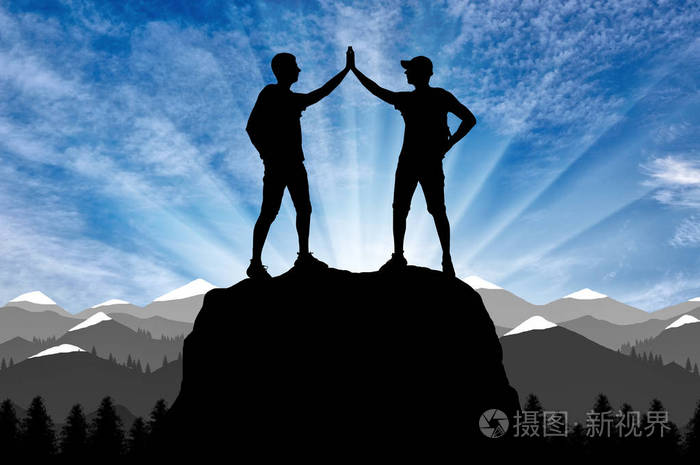 两个快乐的登山者的剪影征服了顶端.概念场景
