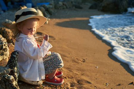 孩子在大海和天空背景下的海滩上放松。暑假和旅行概念