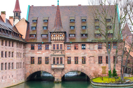 古老的建筑和拱桥反映在水中。纽伦堡，巴伐利亚