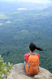 成功的女人的徒步旅行者