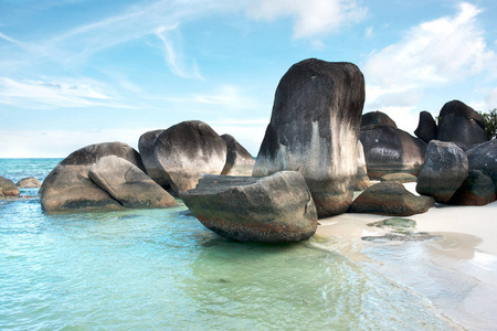 天然岩石形成海中和在勿岛白色的沙滩上