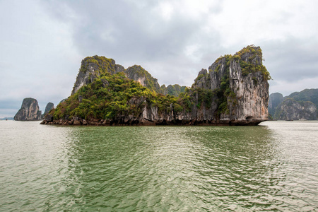 在越南东北部, 以翡翠绿水和高耸的石灰石垃圾船和海皮艇壮观的全景
