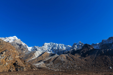 在两座地区山