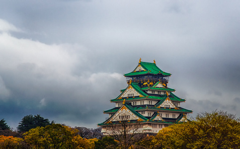 大阪城堡与戏剧性多云的天空，在大阪，日本