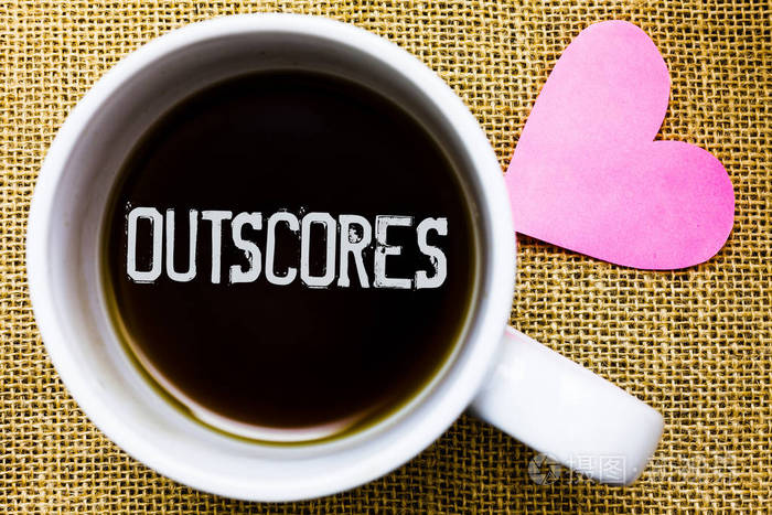 显示 Outscores 的文本符号。概念照片评分比其他检查测试运行卫生保健茶时间咖啡杯办公室打字工作黄麻粗糙的背景爱的心