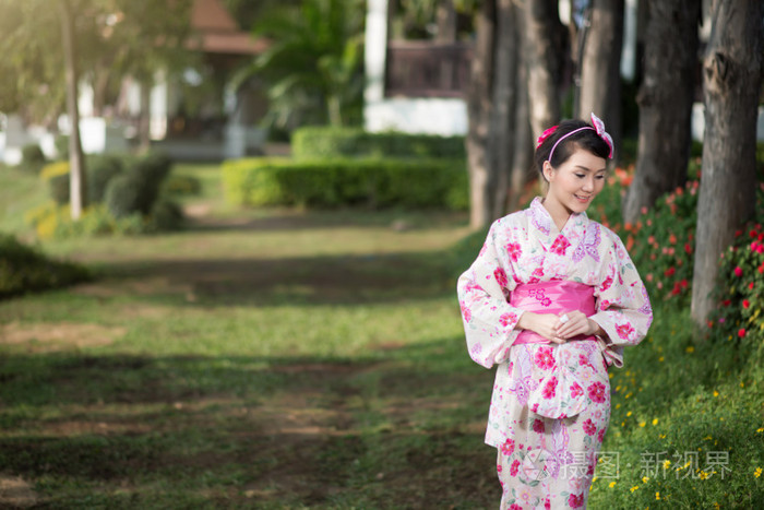 美丽的年轻女子 身穿日本传统的浴衣照片 正版商用图片0pxudc 摄图新视界